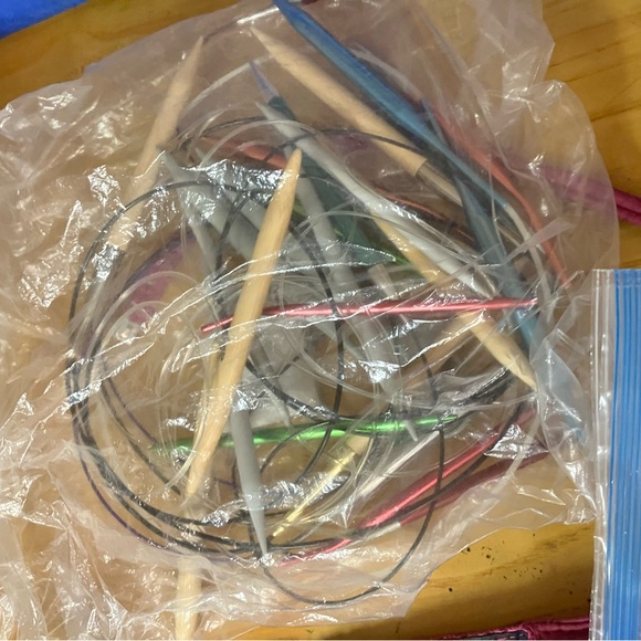 Large lot of knitting needles and supplies - Picture 5 of 6